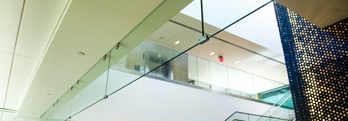 Smoking Railing SHOE Glass Staircase Railing | Varispace Headquarters | VIVA Railings